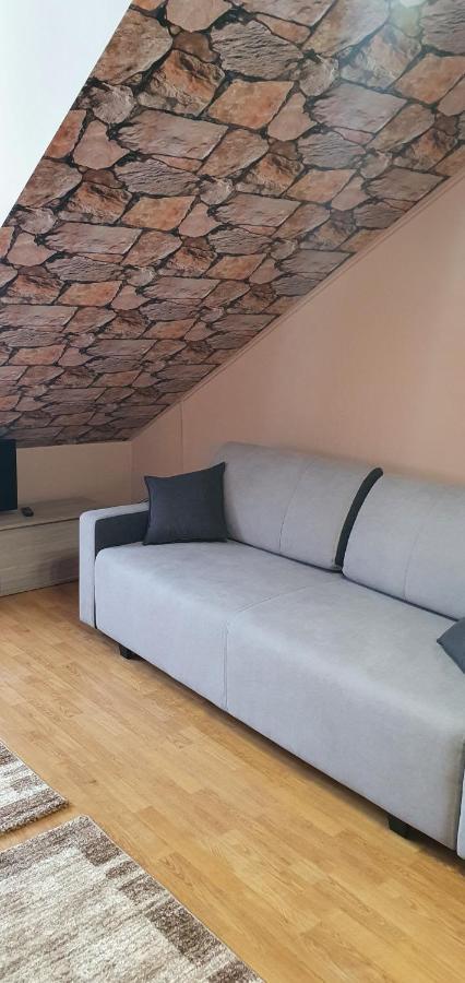 Venusz Apartman Cserkeszőlő Exterior foto